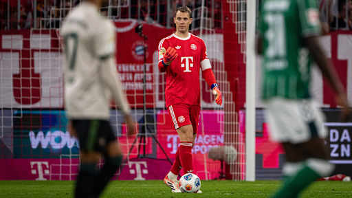 Manuel Neuer nimmt den Ball an im Bundesliga-Heimspiel des FC Bayern gegen den SV Werder Bremen.