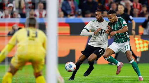 Michael Olise dribbelt mit dem Ball im Bundesliga-Heimspiel des FC Bayern gegen den SV Werder Bremen.