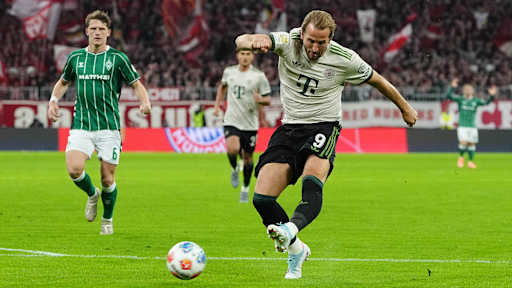 Harry Kane kommt zum Abschluss im Bundesliga-Heimspiel des FC Bayern gegen den SV Werder Bremen.