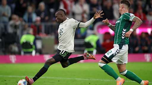 Nicolas Jackson kommt zum Abschluss im Bundesliga-Heimspiel des FC Bayern gegen den SV Werder Bremen.