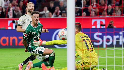Konrad Laimer erzielt das Tor zum 4:0 im Bundesliga-Heimspiel des FC Bayern gegen den SV Werder Bremen.