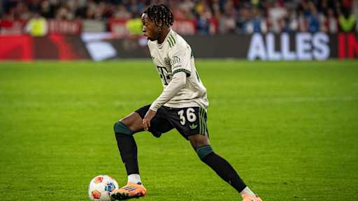 Wisdom Mike dribbelt mit dem Ball im Bundesliga-Heimspiel des FC Bayern gegen den SV Werder Bremen.