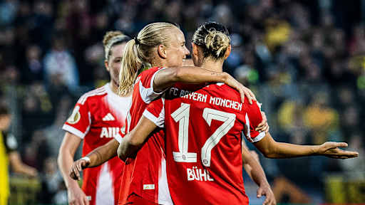 Pernille Harder und Klara Bühl jubeln während des Spiels der FC Bayern Frauen in der ersten Runde des DFB-Pokals der Frauen bei Borussia Dortmund