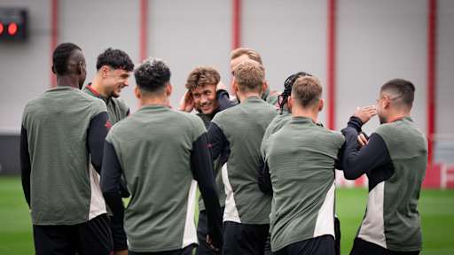 Tom Bischof in einer Spielertraube im Abschlusstraining vor Paphos