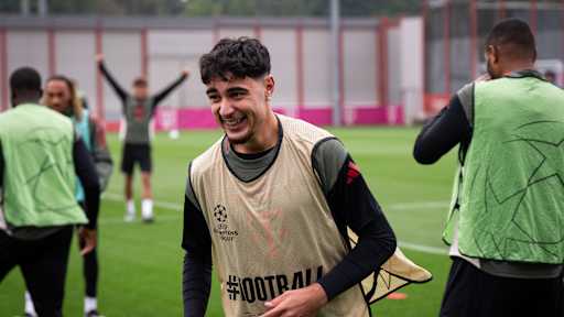 Aleks Pavlović lacht im Abschlusstraining vor Paphos