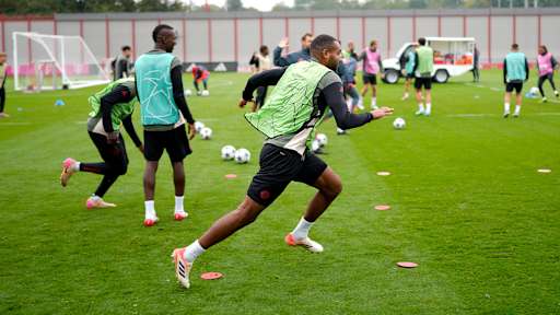 Jonathan setzt zum Sprint an im Training des FC Bayern vor dem Champions League-Spiel gegen Paphos