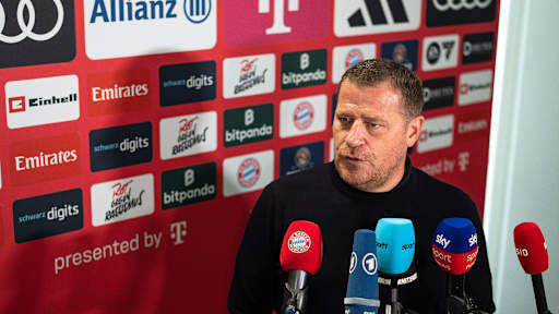 Max Eberl spricht mit Journalisten am Flughafen
