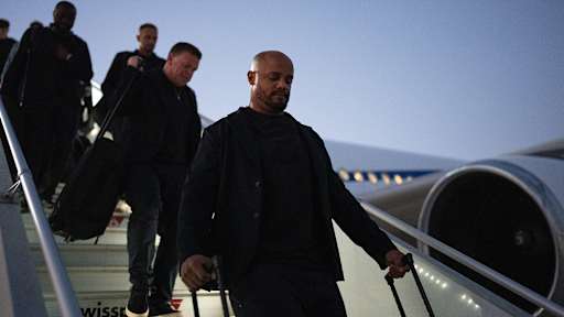 Vincent Kompany steigt in Larnaka aus dem Flugzeug