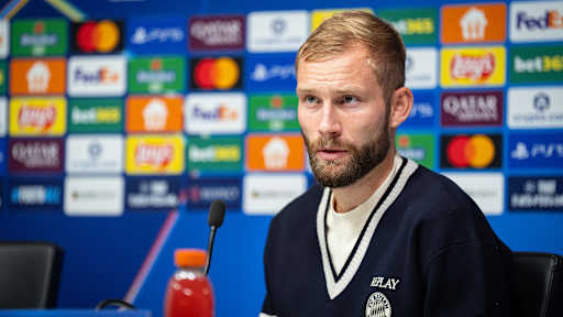 Konrad Laimer spricht auf der Pressekonferenz vor dem Spiel