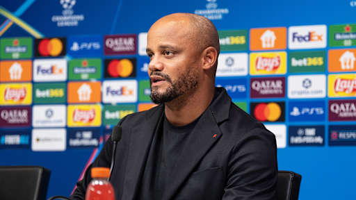 Vincent Kompany spricht auf der Pressekonferenz vor dem Spiel