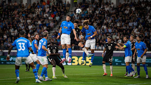 Der FC Bayern in den schwarzen Trikots gegen den FC Paphos in Blau.