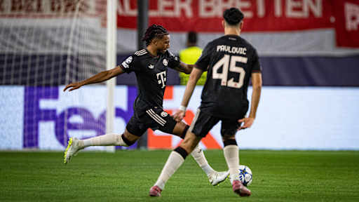 Der FC Bayern in den schwarzen Trikots gegen den FC Paphos in Blau.