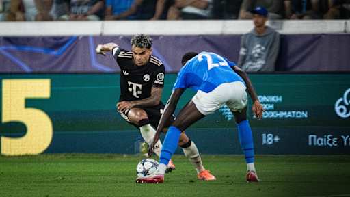 Der FC Bayern in den schwarzen Trikots gegen den FC Paphos in Blau.