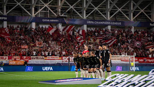 Der FC Bayern in den schwarzen Trikots gegen den FC Paphos in Blau.