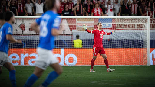 Der FC Bayern in den schwarzen Trikots gegen den FC Paphos in Blau.