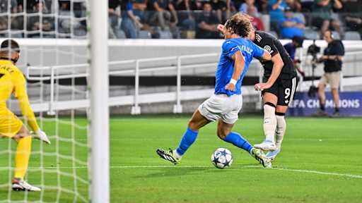 Der FC Bayern in den schwarzen Trikots gegen den FC Paphos in Blau.