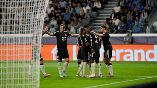 Der FC Bayern in den schwarzen Trikots gegen den FC Paphos in Blau.