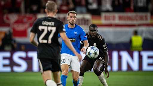 Der FC Bayern in den schwarzen Trikots gegen den FC Paphos in Blau.