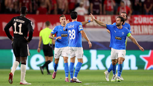 Der FC Bayern in den schwarzen Trikots gegen den FC Paphos in Blau.