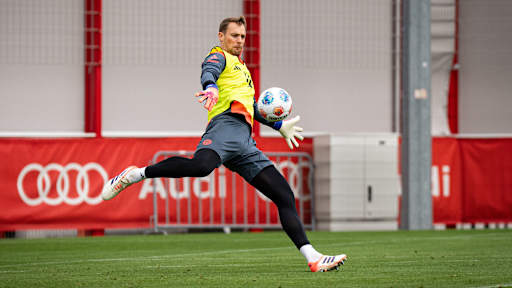 Manuel Neuer beim Abstoß im Training