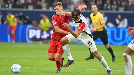 Joshua Kimmich im Zweikampf mit einem Frankfurter Gegenspieler mit Gesichtsmaske.