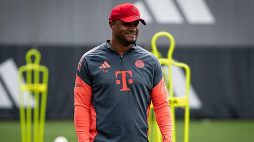 Vincent Kompany lächelnd im Training des FC Bayern