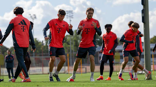 Benno Schmitz und die Amateure wärmen sich auf dem Platz auf.