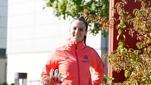 Ena Mahmutovic vor einer Einheit am FC Bayern Campus.