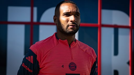 Jonathan Tah auf dem Weg zum Trainingsplatz vor dem Spiel des FC Bayern bei Eintracht Frankfurt.