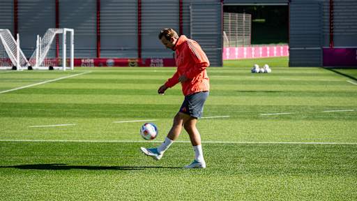 Harry Kane jongliert den Ball im Abschlusstraining des FC Bayern vor dem Spiel bei Eintracht Frankfurt.
