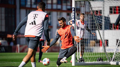 Sven Ulreich pariert einen Schuss im Abschlusstraining des FC Bayern vor dem Spiel bei Eintracht Frankfurt.