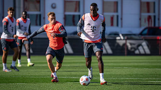 Nicolas Jackson am Ball wird attackiert von Joshua Kimmich im Abschlusstraining des FC Bayern vor dem Spiel bei Eintracht Frankfurt.