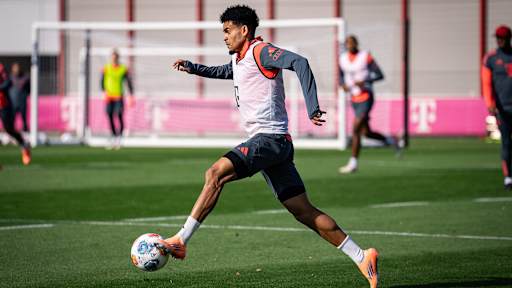 Luis Diaz am Ball im Abschlusstraining des FC Bayern vor dem Spiel bei Eintracht Frankfurt.