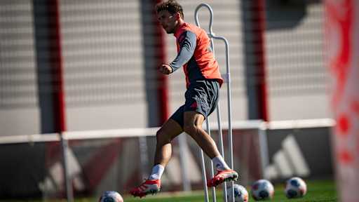 Leon Goretzka beim Torabschluss im Abschlusstraining des FC Bayern vor dem Spiel bei Eintracht Frankfurt.