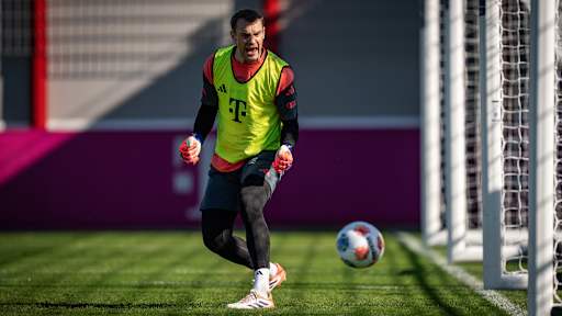 Manuel Neuer ballt die Fäuste im Abschlusstraining des FC Bayern vor dem Spiel bei Eintracht Frankfurt.