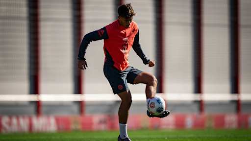 Tom Bischof stoppt den Ball im Abschlusstraining des FC Bayern vor dem Spiel bei Eintracht Frankfurt.