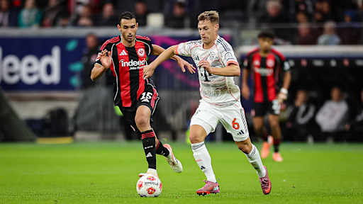 Joshua Kimmich mit Ball am Fuß während des Gastspiels des FC Bayern bei Eintracht Frankfurt