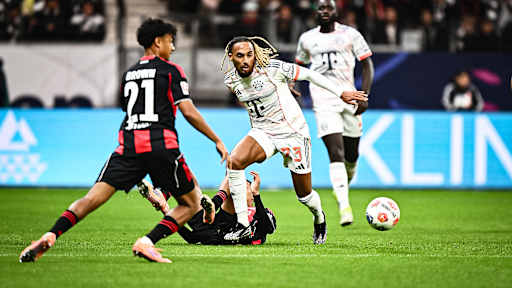 Sacha Boey mit Ball am Fuß während des Gastspiels des FC Bayern bei Eintracht Frankfurt