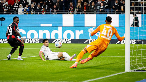 Luis Díaz trifft zur 1:0-Führung während des Gastspiels des FC Bayern bei Eintracht Frankfurt