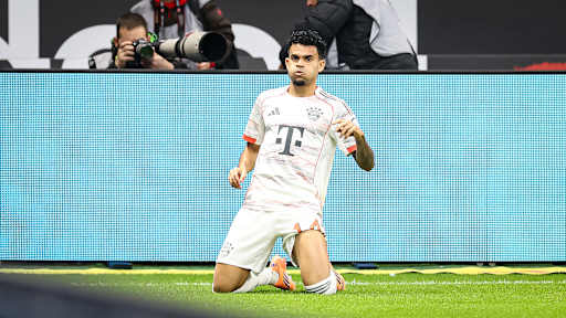 Luis Díaz bejubelt seinen Treffer zur 1:0-Führung während des Gastspiels des FC Bayern bei Eintracht Frankfurt