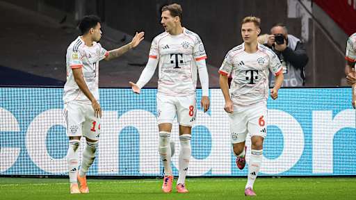 Luis Díaz, Leon Goretzka und Joshua Kimmich jubeln während des Gastspiels des FC Bayern bei Eintracht Frankfurt