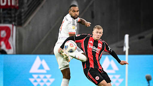 Jonathan Tah im Zweikampf während des Gastspiels des FC Bayern bei Eintracht Frankfurt