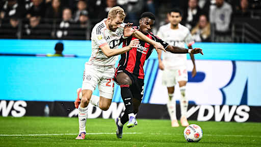Konrad Laimer im Zweikampf während des Gastspiels des FC Bayern bei Eintracht Frankfurt