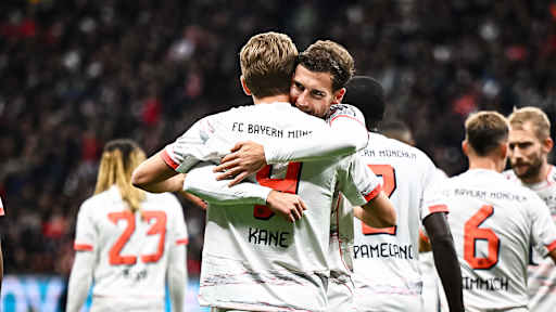 Harry Kane und Leon Goretzka jubeln während des Gastspiels des FC Bayern bei Eintracht Frankfurt