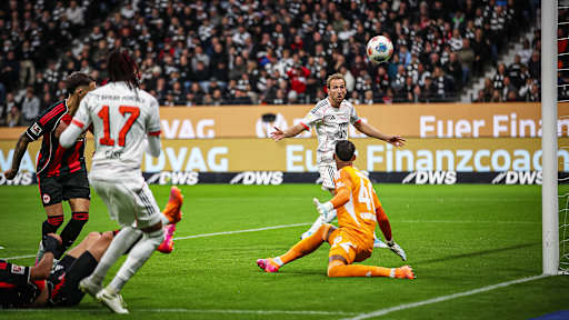 Strafraumszene mit Harry Kane während des Gastspiels des FC Bayern bei Eintracht Frankfurt