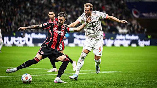 Harry Kane im Zweikampf während des Gastspiels des FC Bayern bei Eintracht Frankfurt