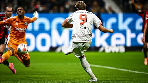 Harry Kane beim Torschuss während des Gastspiels des FC Bayern bei Eintracht Frankfurt