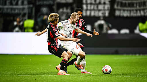 Konrad Laimer wird in die Zange genommen während des Gastspiels des FC Bayern bei Eintracht Frankfurt