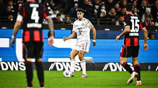 Aleksandar Pavlović mit Ball am Fuß während des Gastspiels des FC Bayern bei Eintracht Frankfurt