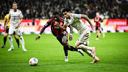 Luis Díaz mit Ball am Fuß während des Gastspiels des FC Bayern bei Eintracht Frankfurt